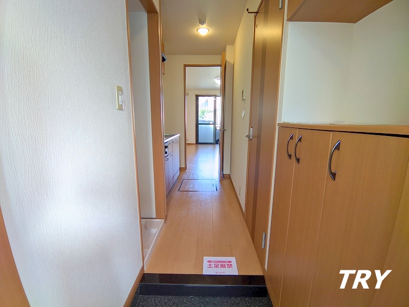 玄関　たくさんの靴が収納できる下駄箱