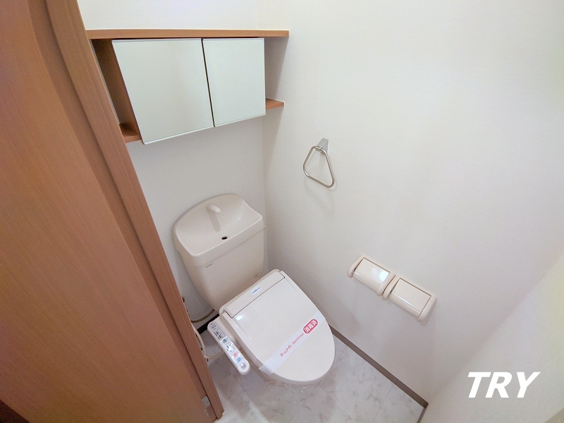 トイレ　定番のウォシュレット付！小物収納もあり便利です。