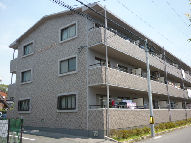 建物外観　鉄筋コンクリート造３階建て