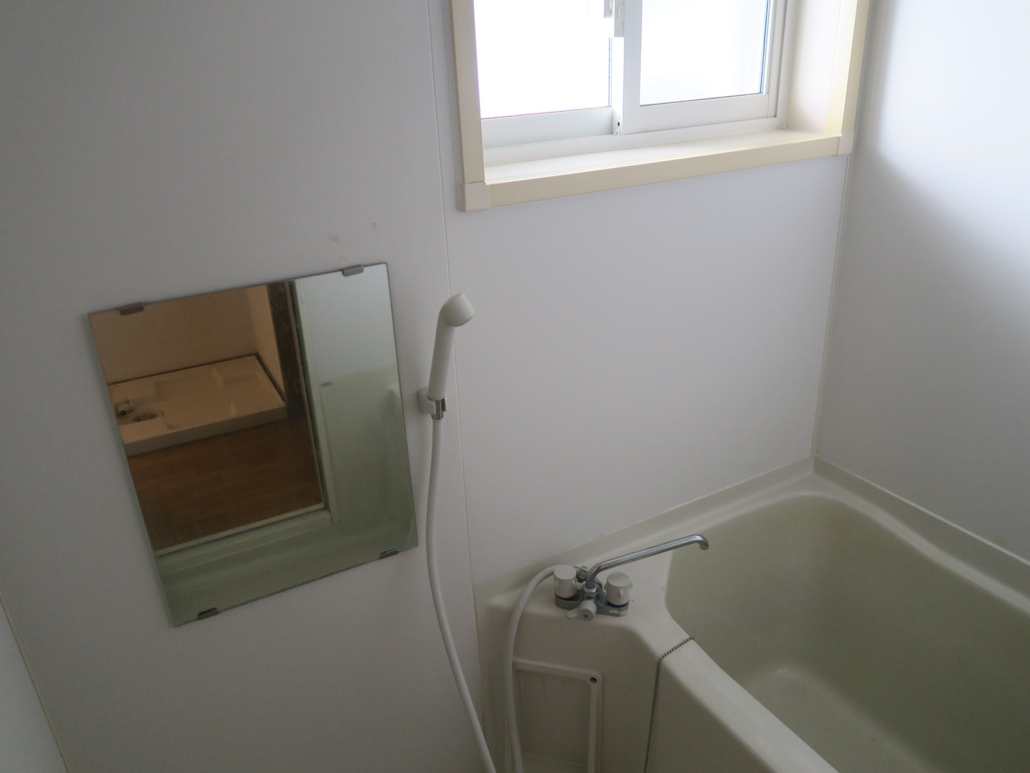 バス・シャワールーム　窓付きの浴室です
