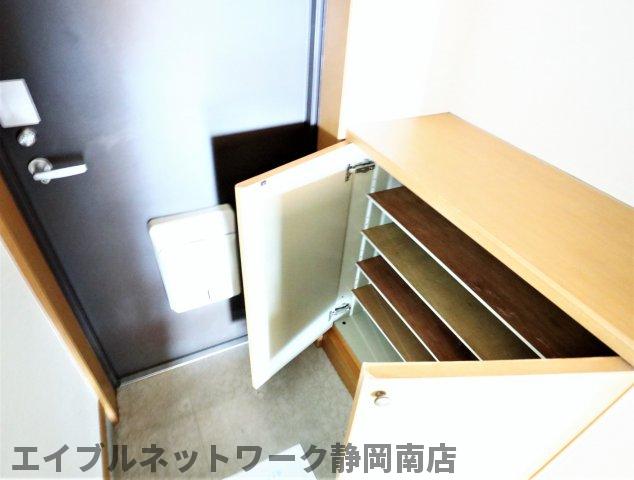 玄関　シューズボックス付きの玄関です