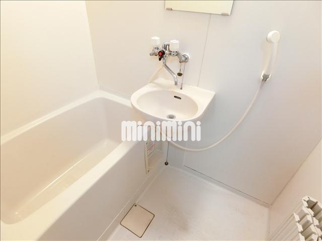 バス・シャワールーム　浴室乾燥機付きの洗面と一体になったお風呂です。