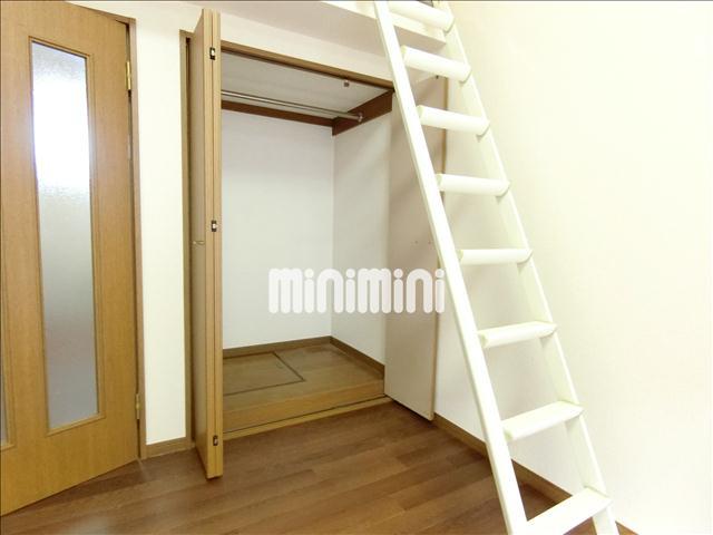 収納　洋室内には衣服を収納できるクローゼットがあります。