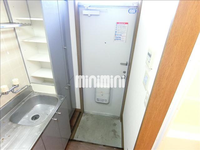 玄関　玄関横には靴を収納できる下駄箱があります。