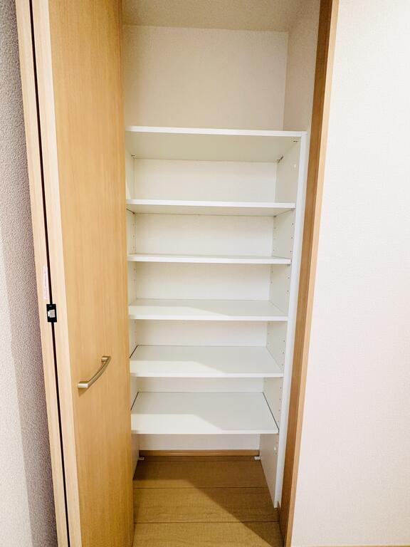 その他設備　廊下の収納棚
