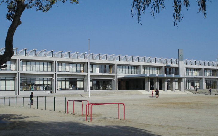 小学校　鈴鹿市立旭が丘小学校（小学校）まで670m