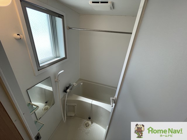 バス・シャワールーム　お風呂に窓があるので、湿気がこもりません。