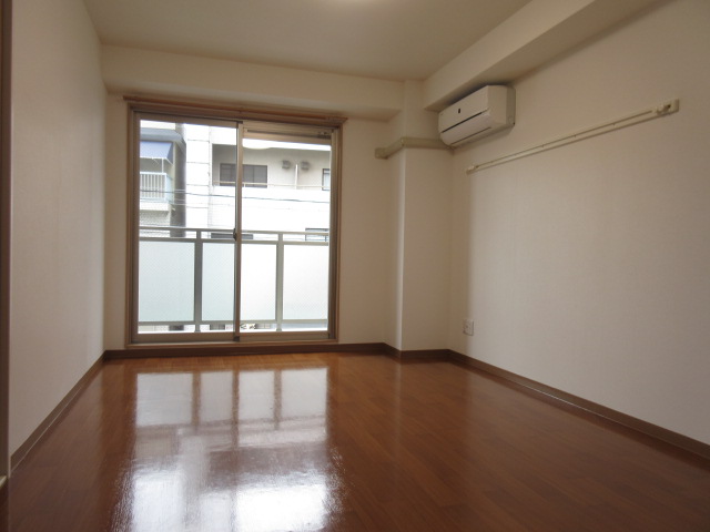 居室・リビング　エアコン付。インターネットが無料で使えます。