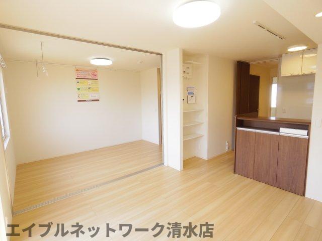 居室・リビング　こちらのリビングで趣味の時間をお楽しみください