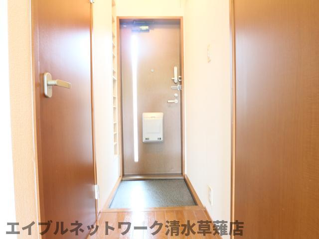 【静岡市清水区鳥坂のアパートの玄関】