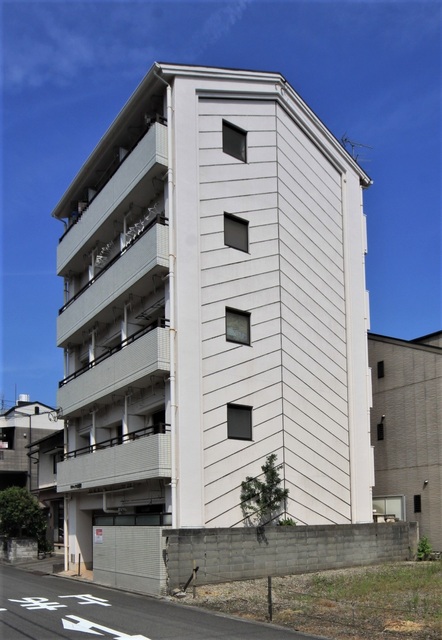 松山市木屋町のマンションの建物外観