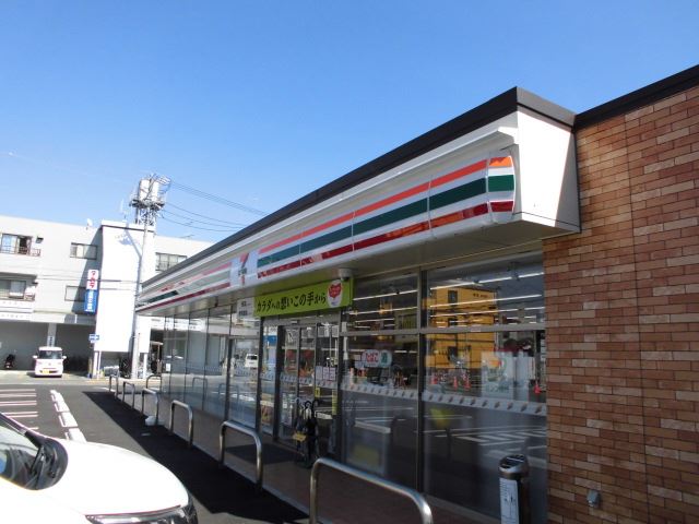 コンビニ　セブンイレブン（コンビニ）まで320m