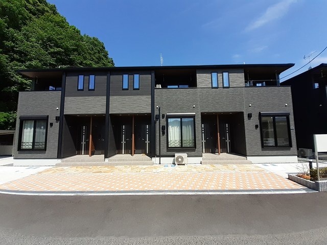 【安芸高田市吉田町吉田のアパートの建物外観】