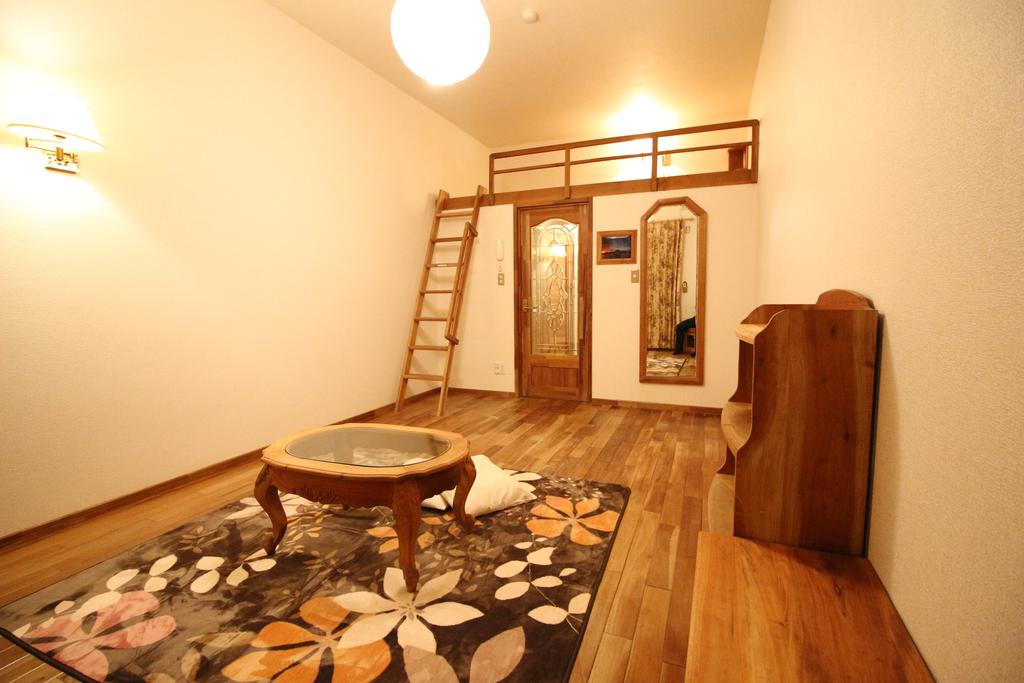 居室・リビング　洋室10帖フローリング・無料レンタル家具（テーブル・棚など）