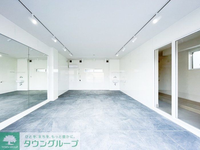 駐車場　リビング/居室