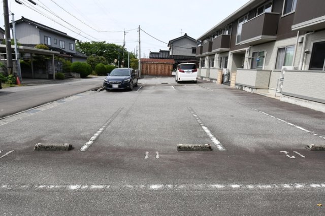 【アバンティの駐車場】