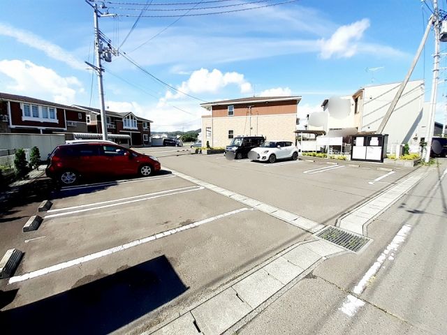 【亘理郡亘理町逢隈田沢のアパートの駐車場】