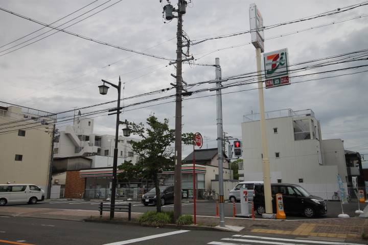 コンビニ　セブンイレブン（コンビニ）まで301m