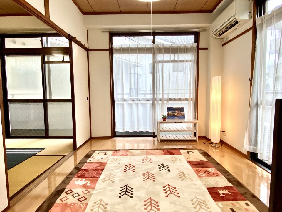 居室・リビング　洋６畳☆角部屋で窓が多いお部屋です☆