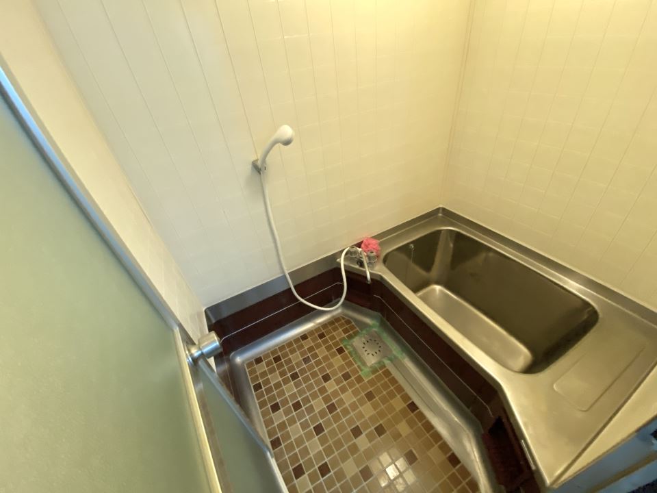 バス・シャワールーム　お湯が冷めにくいステンレスの浴槽☆