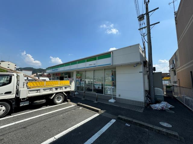 コンビニ　ファミリーマート（コンビニ）まで856m