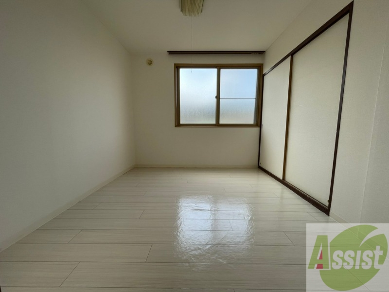 その他部屋・スペース　こちらが寝室です。窓が大きくて明るいですね。