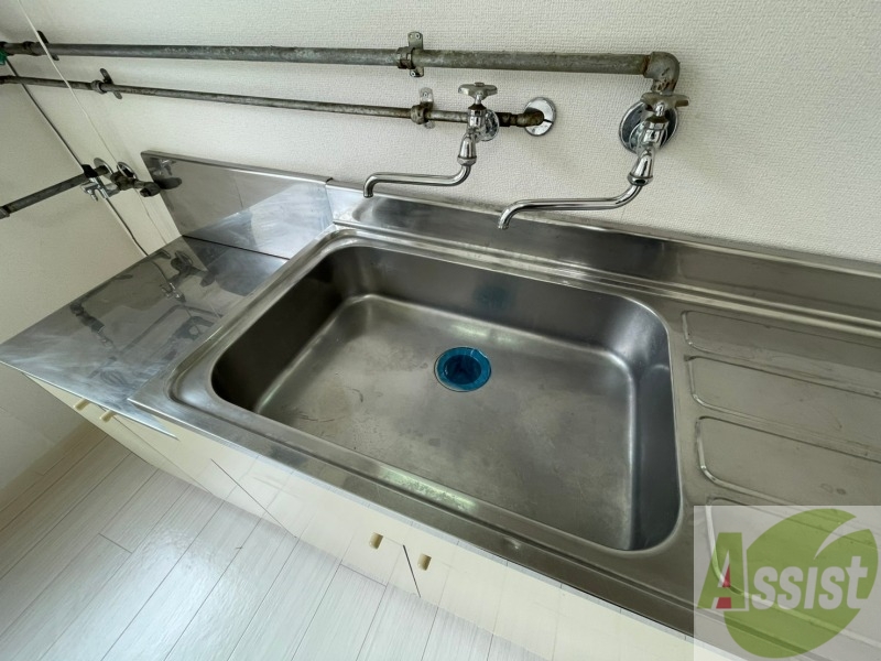 洗面設備　キッチンのシンクはピカピカで掃除意欲が湧いてきそう！