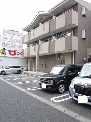 【半田市青山のマンションの駐車場】