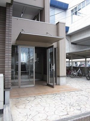 【半田市青山のマンションのエントランス】