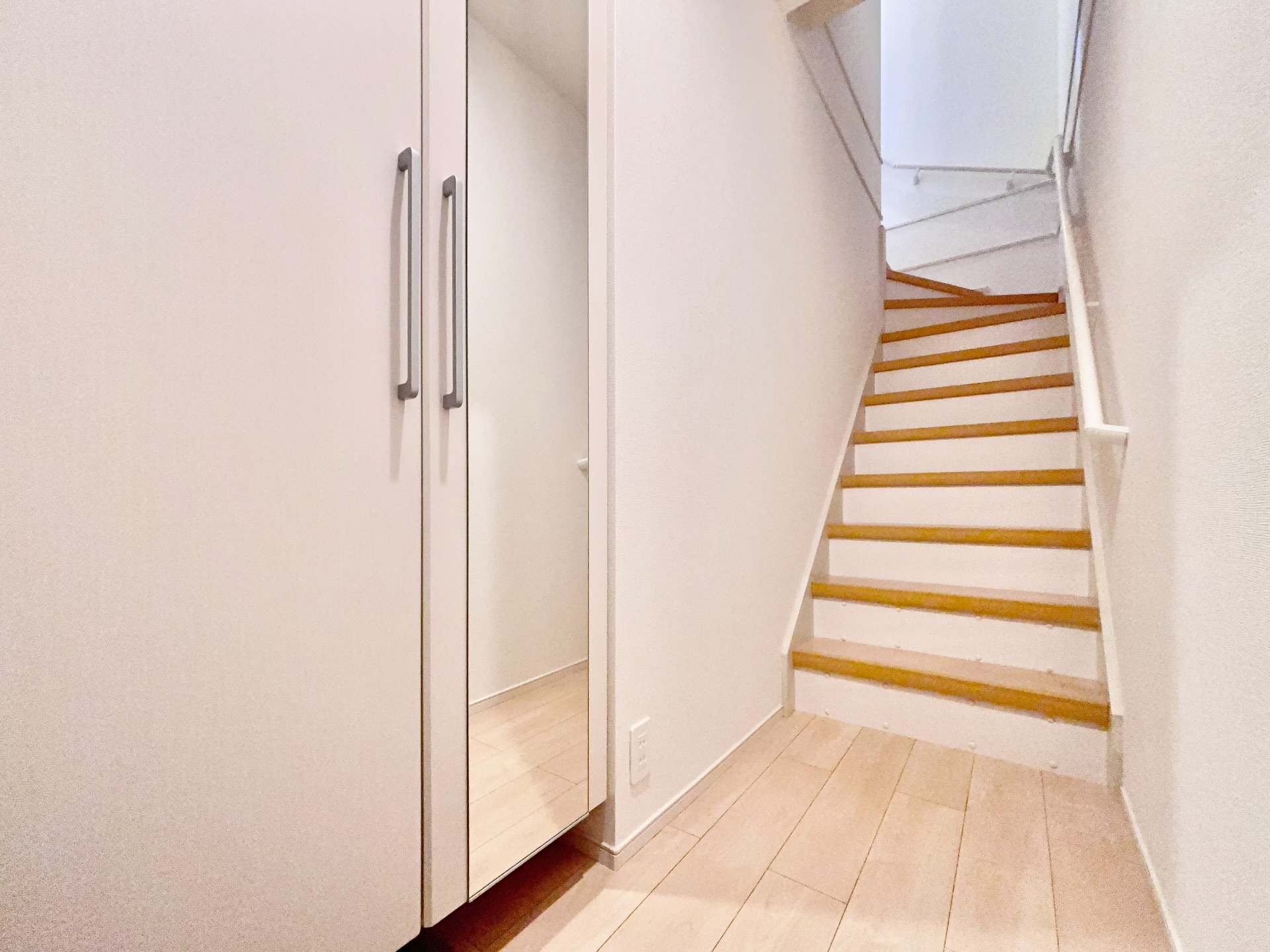 玄関　玄関部分・ミラー付きシューズボックス付きの、明るい玄関です♪