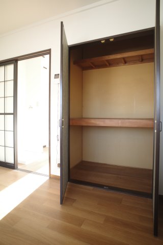 収納　奥行きのある、押入収納スペース。