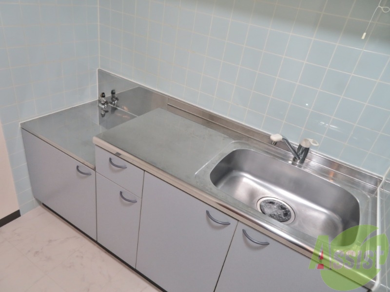 キッチン　シンプルなキッチンです。一人暮らしにはちょうどいいサイズ。