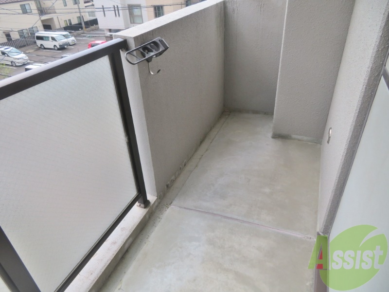 バルコニー　静かな住宅街の雰囲気と、緑が楽しめる眺望となっております。