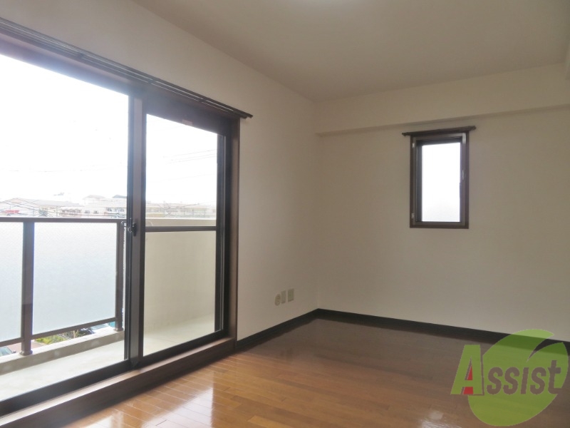 居室・リビング　８．９帖の洋室です。広々として、きれいですね。