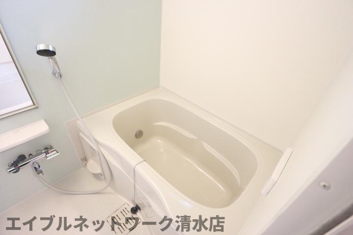 バス・シャワールーム　落ち着いた空間のお風呂です
