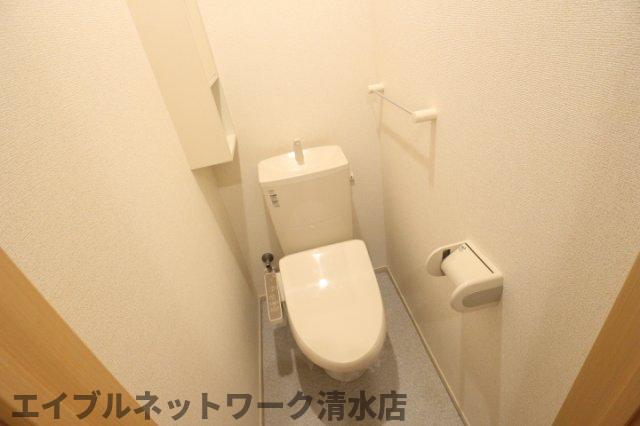 トイレ　落ち着いた色調のトイレです