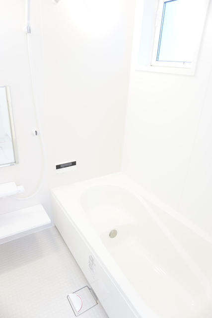 バス・シャワールーム　窓付き・追焚付きのバスルーム