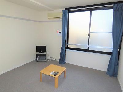 居室・リビング　2階はカーペットのお部屋です