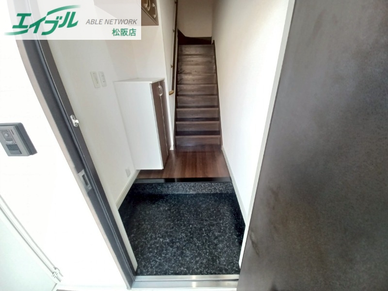 玄関　同物件別部屋反転タイプ