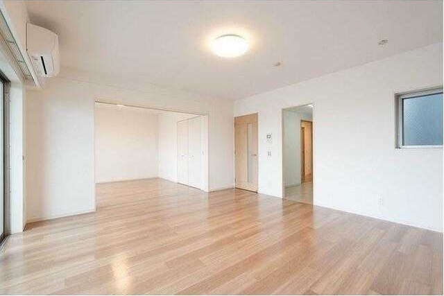 居室・リビング　広めのリビングは開放的です