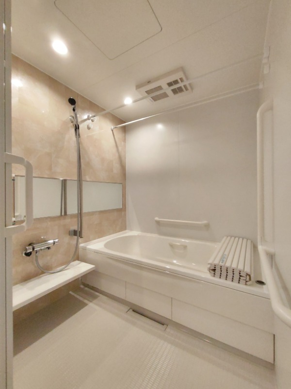 バス・シャワールーム　清潔感のあるきれいなお風呂です