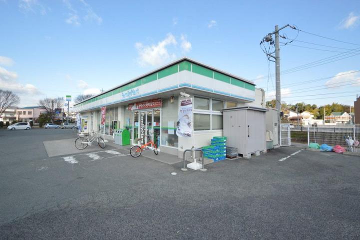 コンビニ　ファミリーマート（コンビニ）まで691m