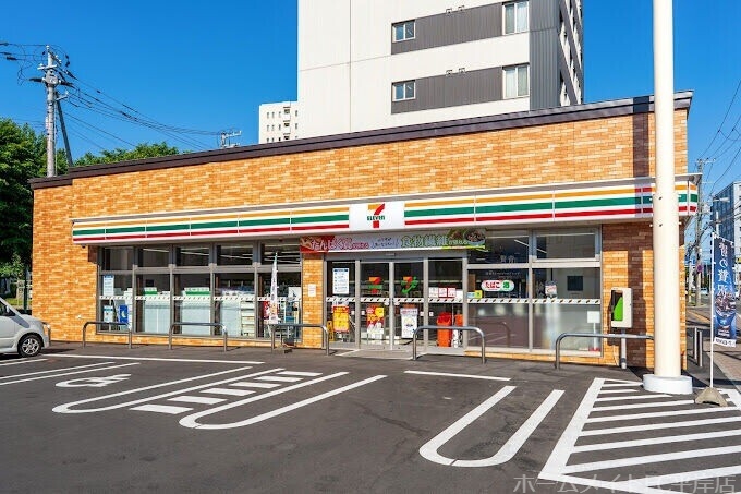 コンビニ　セブンイレブン札幌南平岸店（コンビニ）まで180m