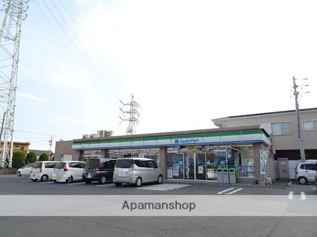 コンビニ　ファミリーマート（コンビニ）まで385m