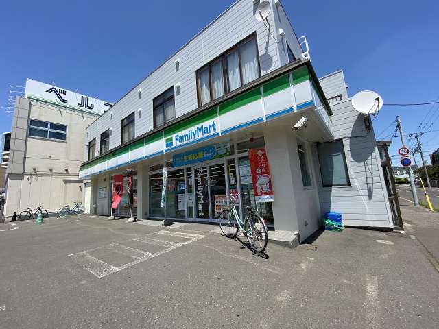 コンビニ　ファミリーマート（コンビニ）まで323m
