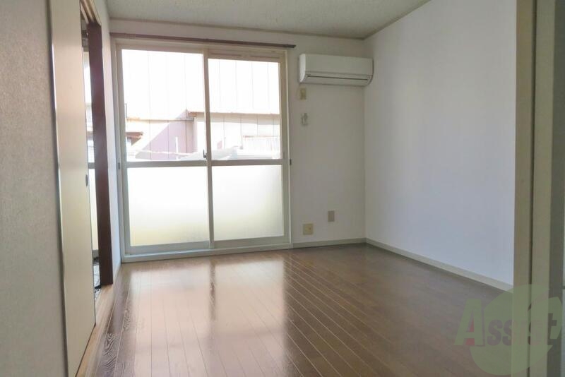 居室・リビング　大きな窓が印象的な明るいお部屋ですね～。