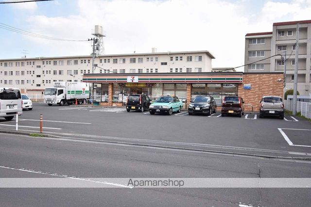 コンビニ　セブンイレブン（コンビニ）まで902m