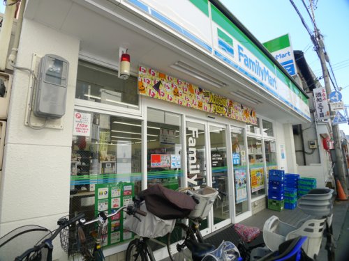 コンビニ　ファミリーマート 志村三丁目駅前店（コンビニ）まで590m