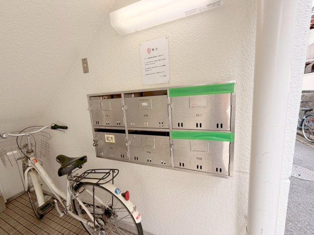 ロビー　ロビーにある各部屋毎のメールボックス。