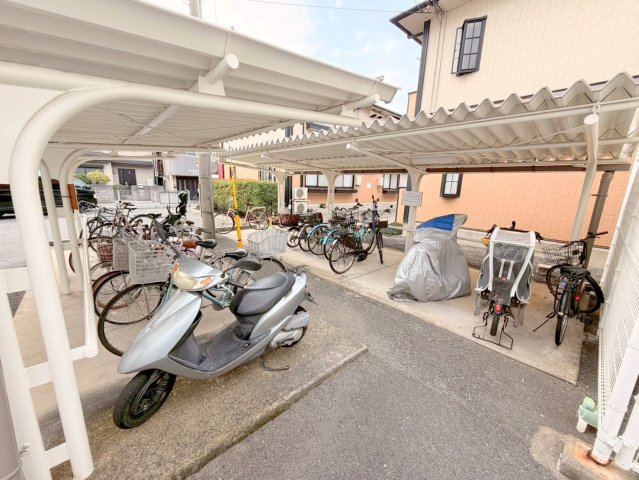駐車場　敷地内には入居者専用の駐輪スペースもあります。